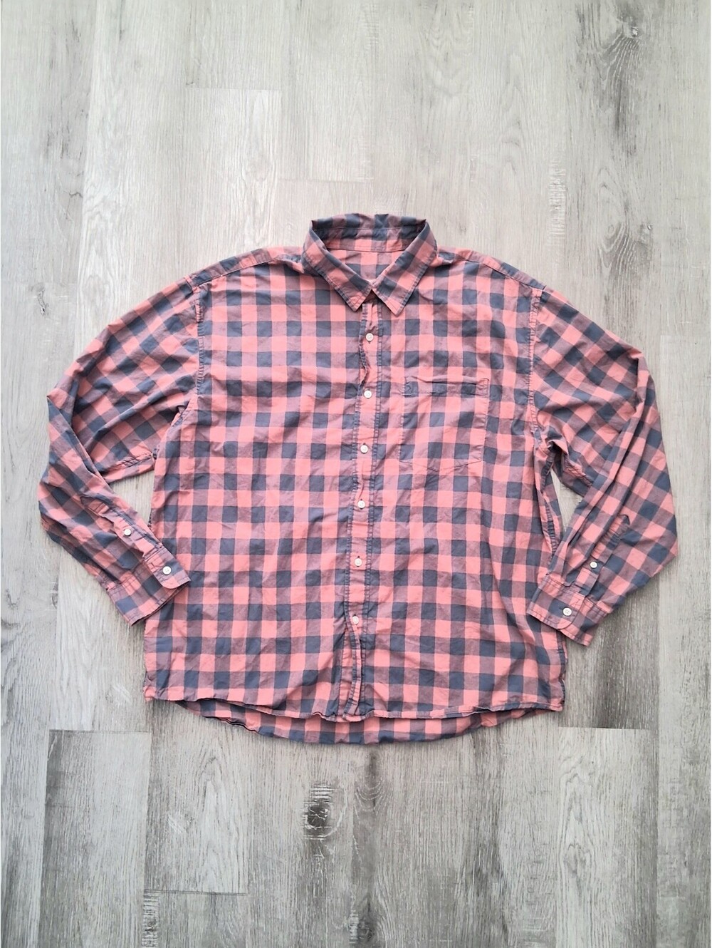 American Eagle Men's XL Coral and Navy Plaid Relaxed Fit Button-Up Casual Shirt